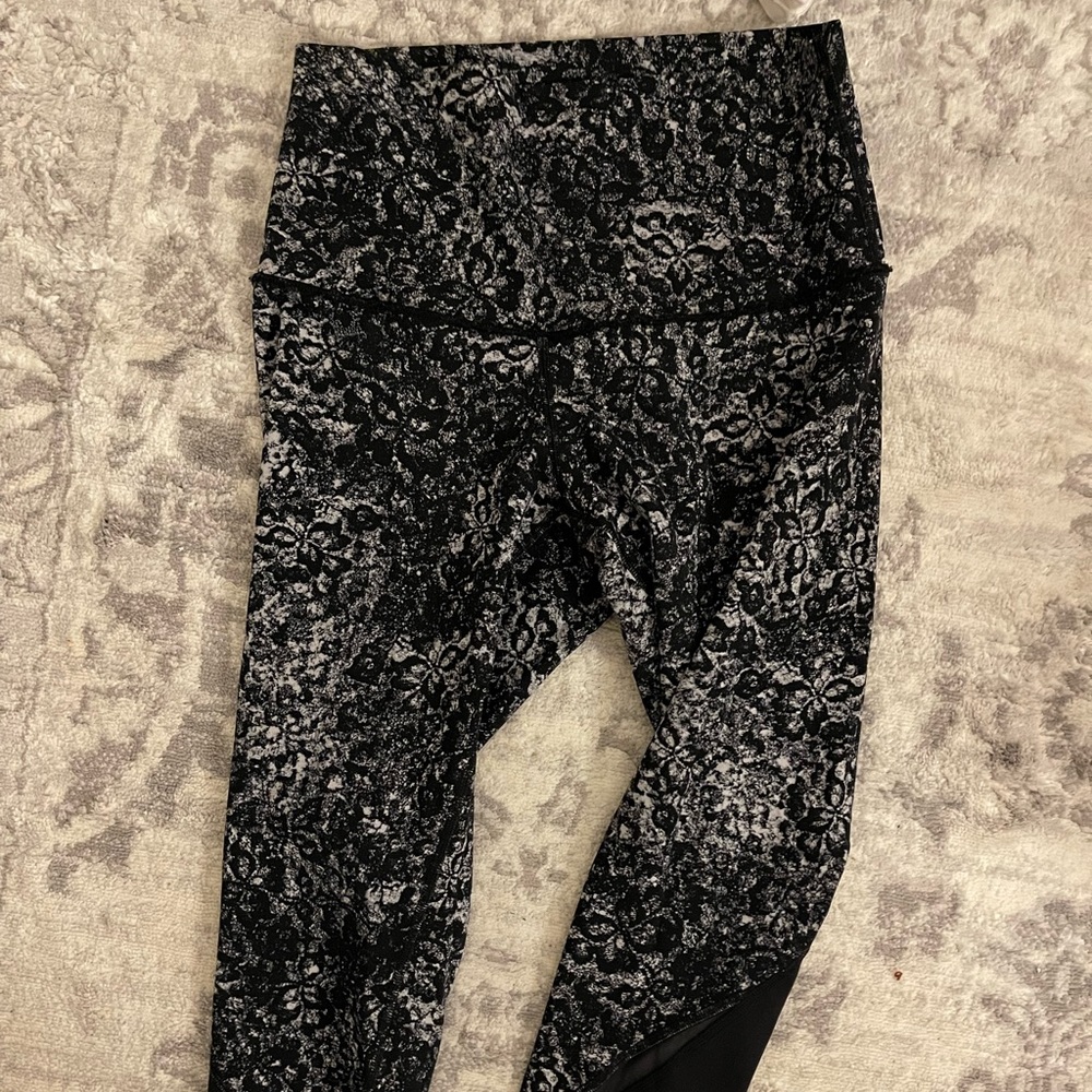 High rise lululemon crops 23” with scallop hem